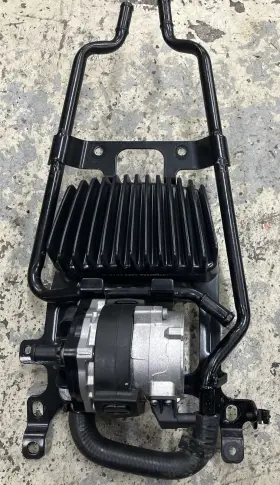 26600048a Harley-davidson 17-up Radiator Coolant Pump With Bracket And Voltage Regulator